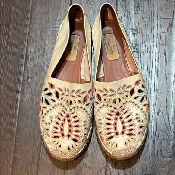 Valentino Off White Embroidered Cut Out Leather A Jour Flat Espadrilles - Picture 3 of 5